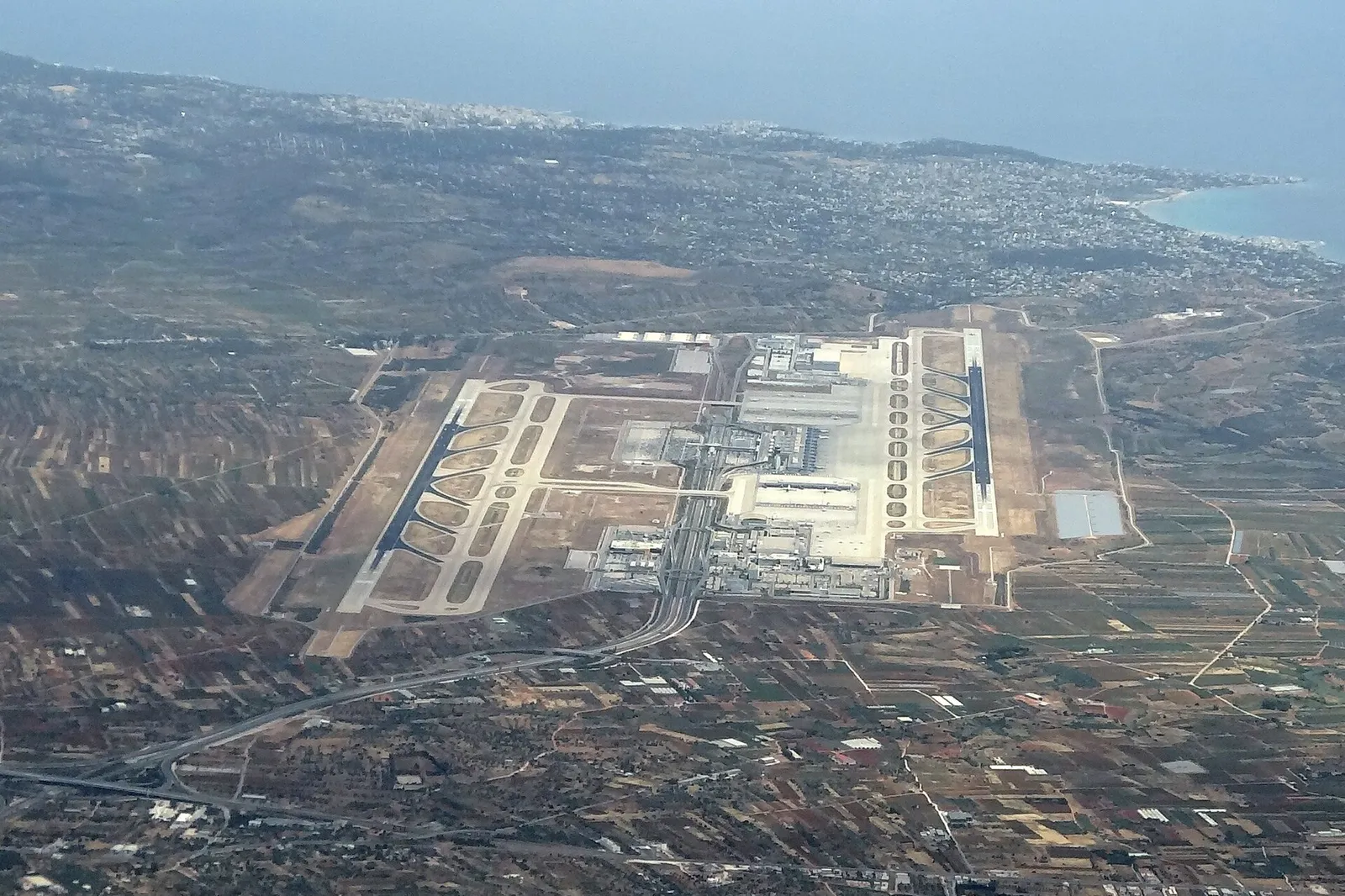 מטוס נוסעים על המסלול בשדה התעופה אלפתריוס וניזלוס באתונה ביוון ביום בהיר