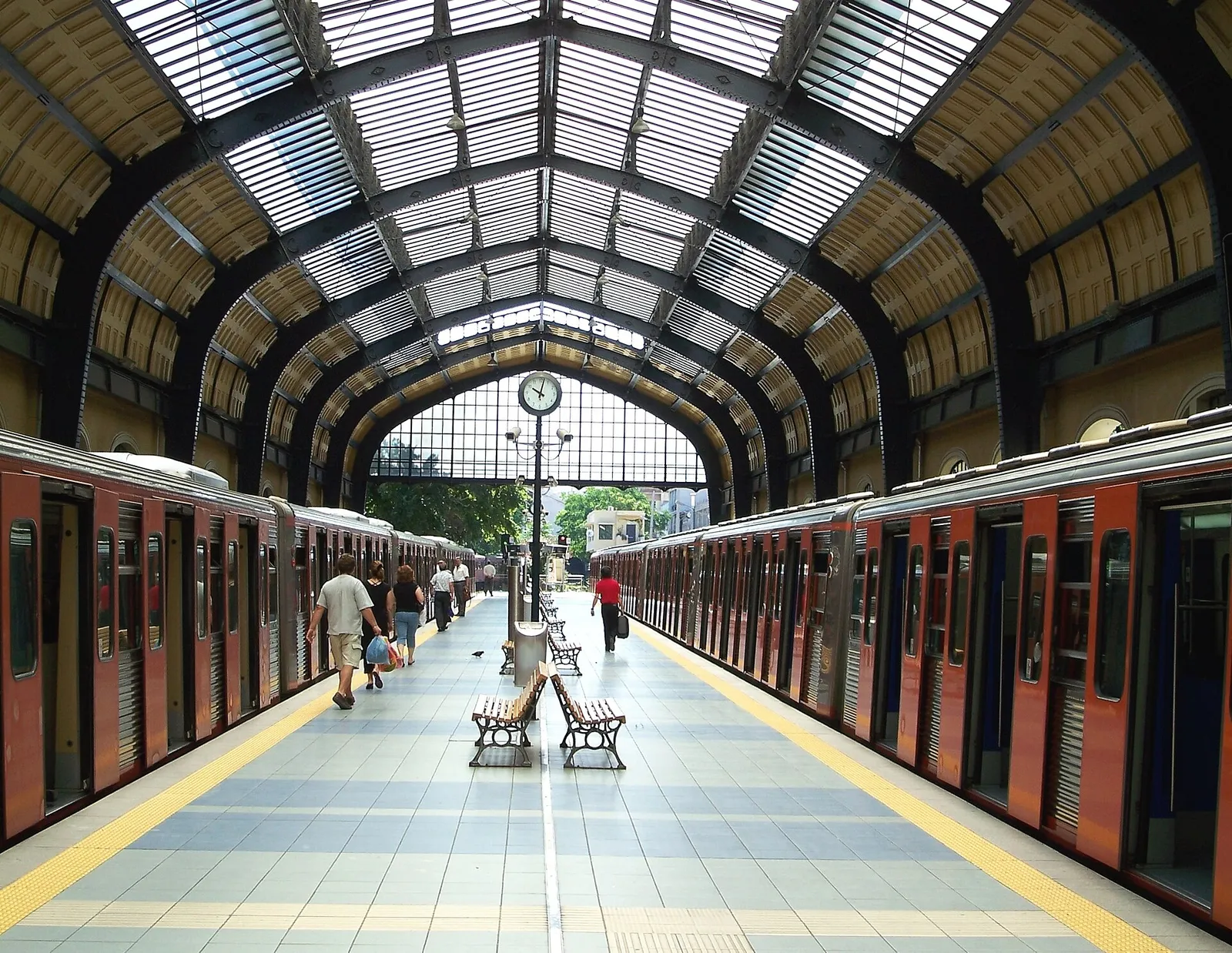 רציף תחנת מטרו באתונה ביוון עם רכבת עוצרת, הרשת שמחברת את שדה התעופה למרכז העיר