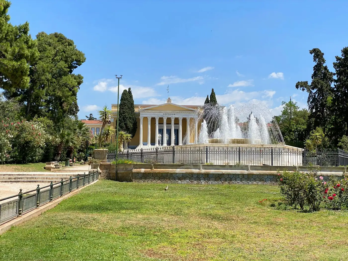 היכל הזאפיון והמזרקה בגן שלפניו באתונה יוון באור יום