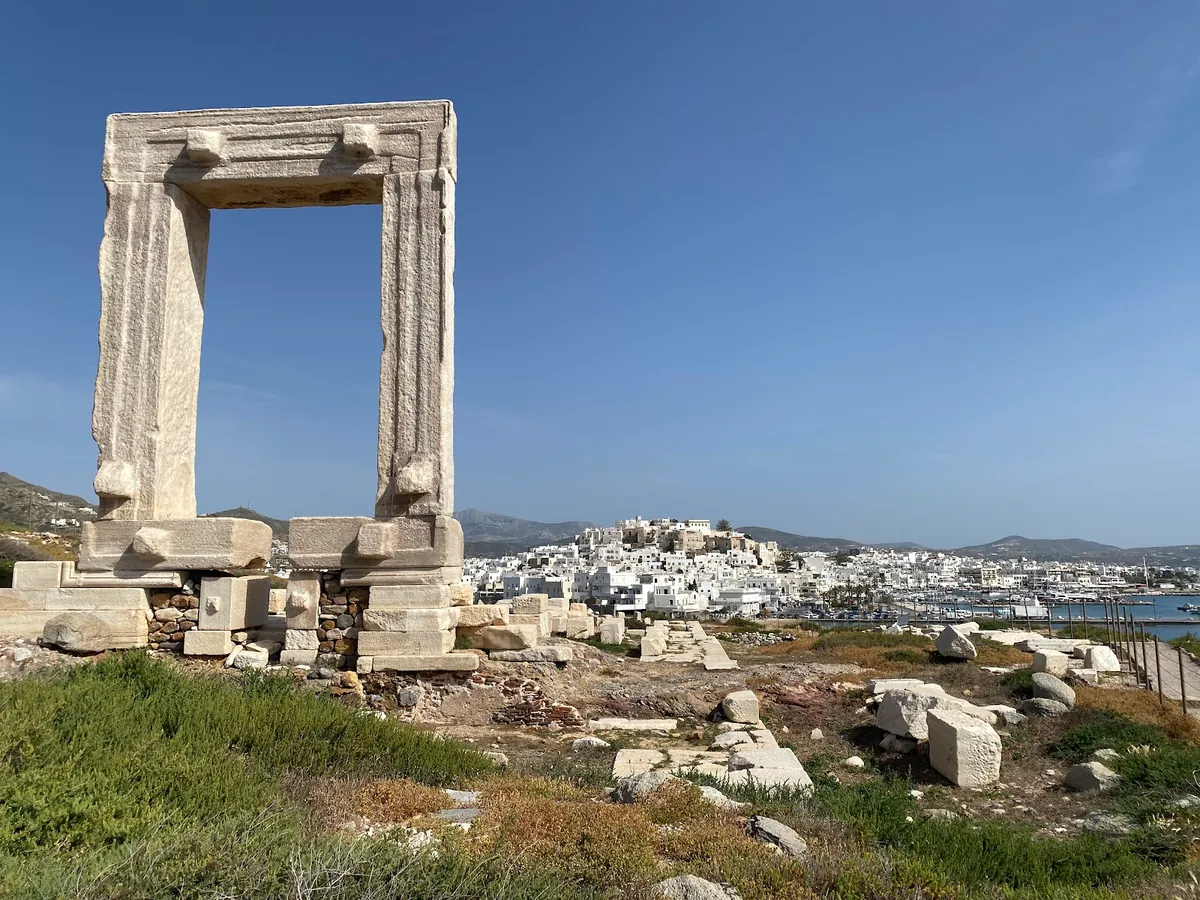 שער הפורטרה של נקסוס, יוון, ומאחוריו העיירה הלבנה והנמל