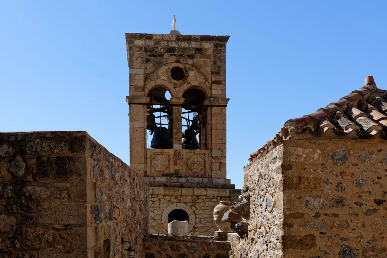 כנסיית אגיה סופיה בעיר העליונה של מונמבסיה ביוון על שפת הצוק