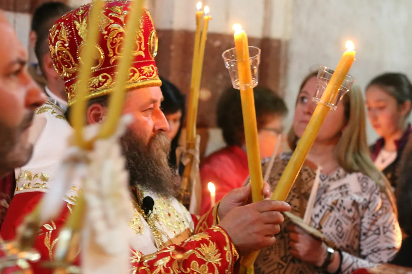 נרות בוערים בידי מתפללים בכנסייה יוונית בליל התקומה