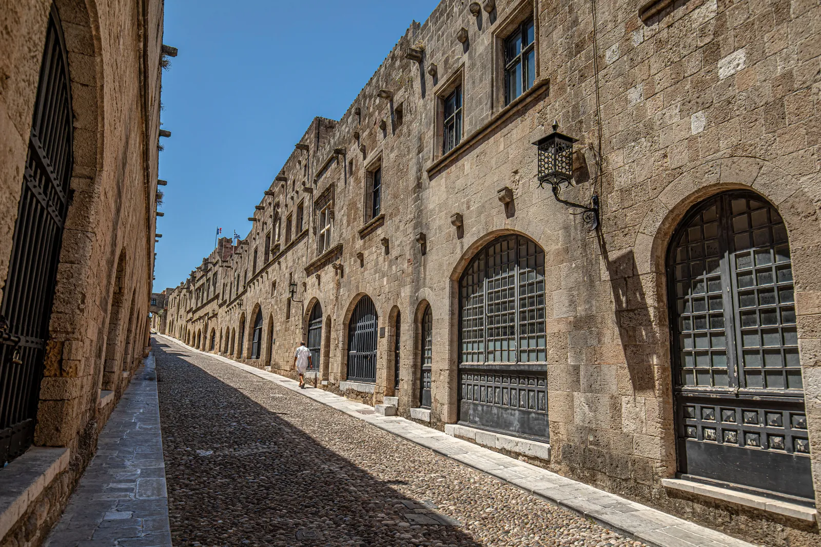 רחוב האבירים האבני בעיר העתיקה של רודוס עם חומות מימי הביניים בשעות הבוקר