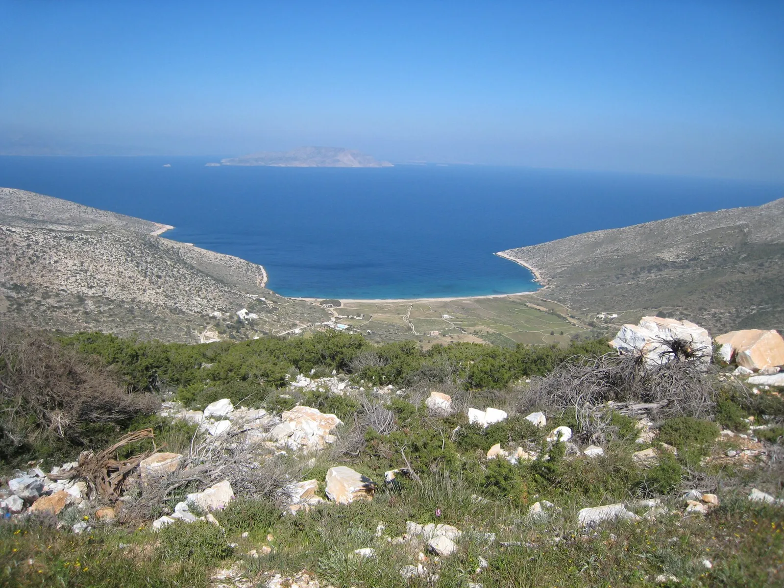 מפרץ שקט ומבודד באי איוס ביוון עם חוף חולי ומים כחולים, מהחופים שמגיעים אליהם רק ברכב או בסירה