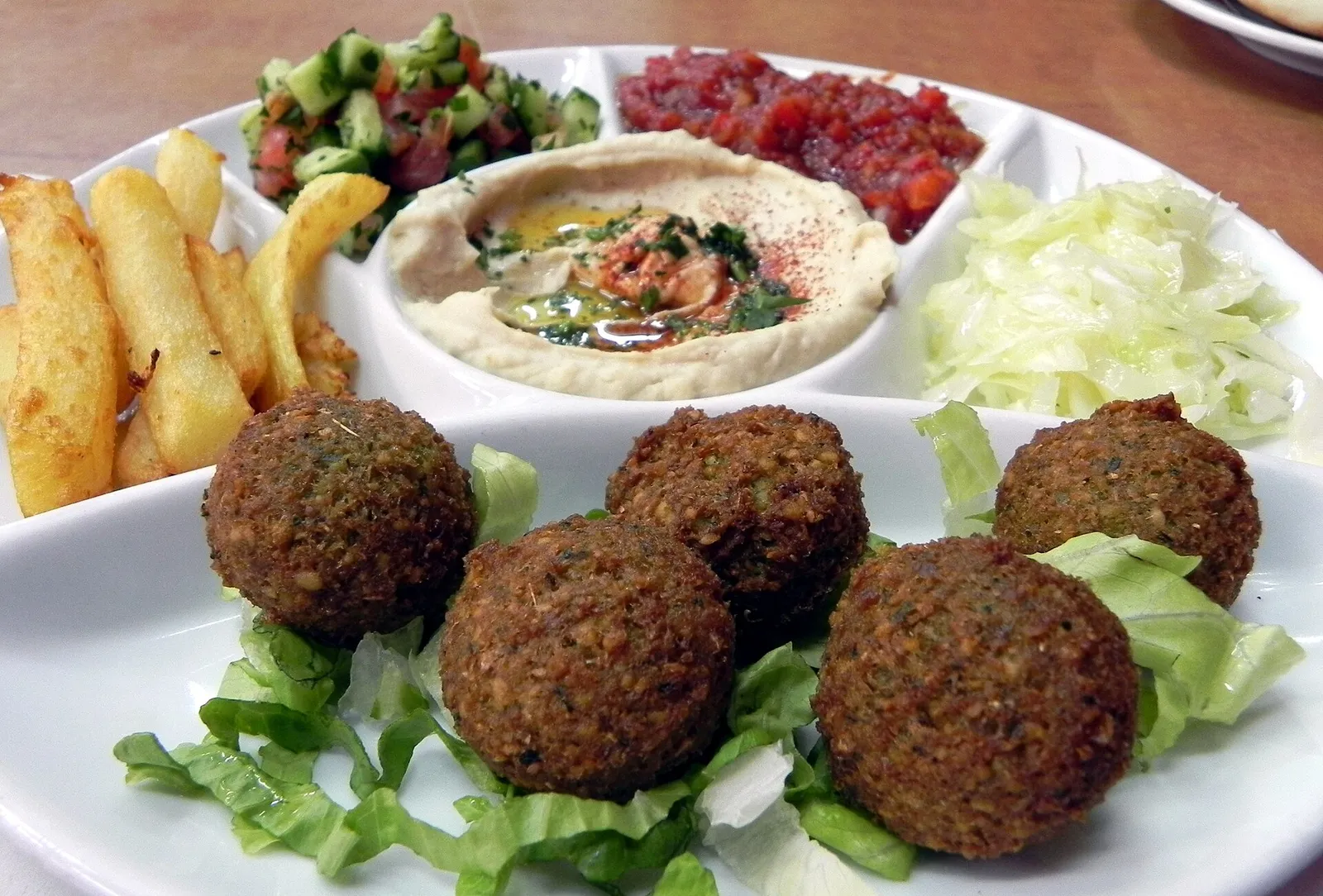 צלחת פלאפל עם חומוס וסלטים צמחוניים, מהמנות הים תיכוניות שנוח לשלב בטיול כשר באתונה ביוון