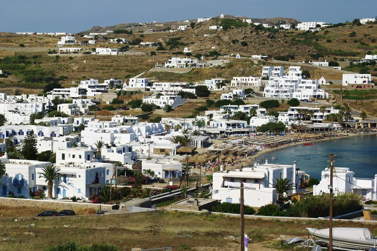 מבט על מפרץ אורנוס במיקונוס עם החוף המאורגן והבתים הלבנים, יוון