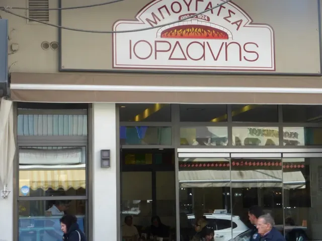 חזית חנות עם שלט מוגבה, מרקיזה בהירה וחלון ראווה רחב לרחוב