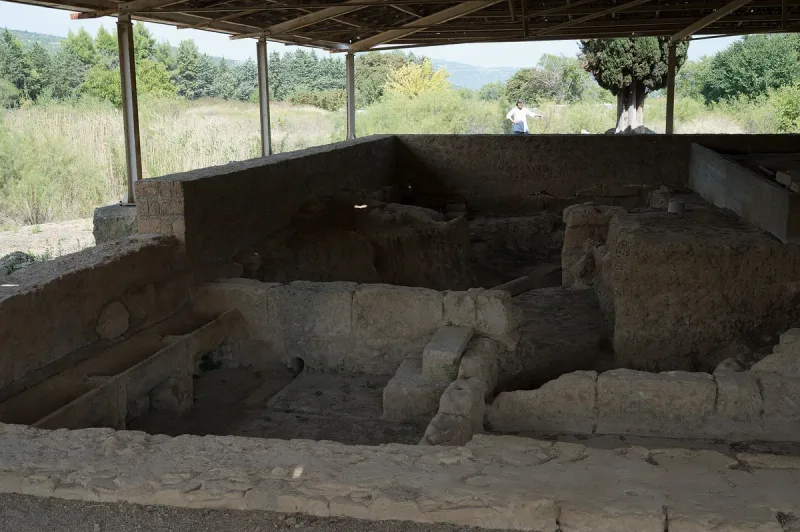 בית המרחץ ההלניסטי באתר הארכיאולוגי של נמאה, מתחת לגגון ההגנה