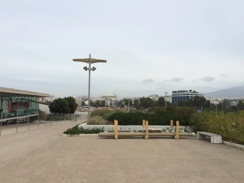 הרחבה של מרכז התרבות של קרן סטברוס ניארכוס באתונה, עם גגון הקנופי ברקע