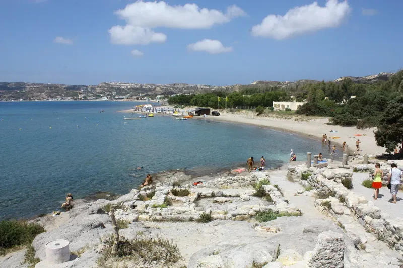 חוף אגיוס סטפנוס בקפאלוס שבקוס, סלעים לבנים בקצה המפרץ