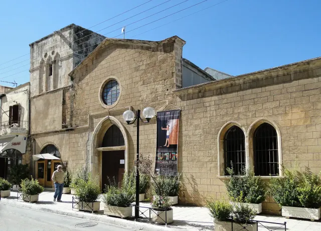 בניין אבן ונציאני עם חלונות קשתיים המשמש מוזיאון, ועצים בחזיתו