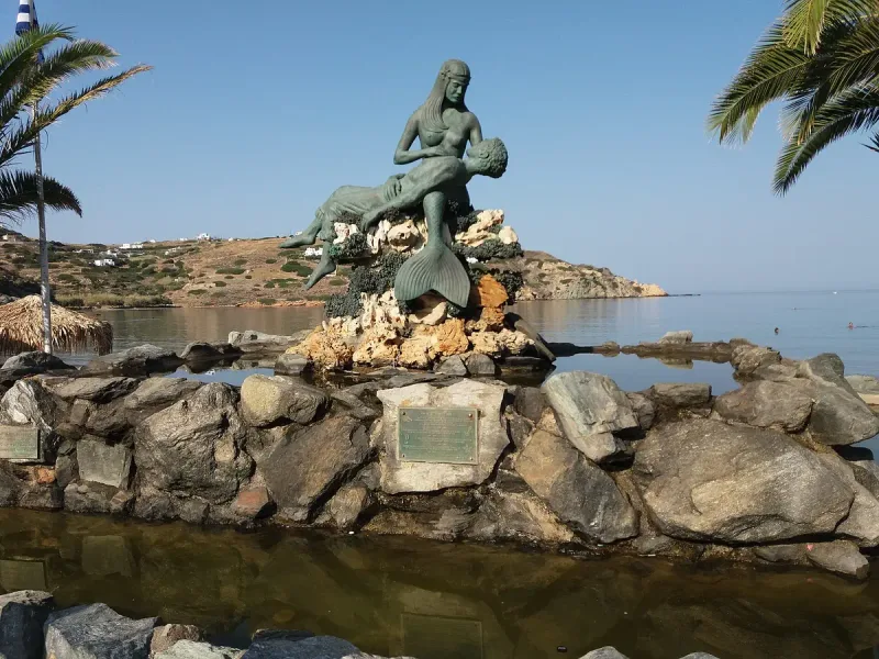 אנדרטת בת הים על שפת חוף קיני בסירוס, מול הים