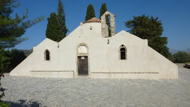 כנסייה ביזנטית לבנה עם גגות רעפים וקשתות אבן