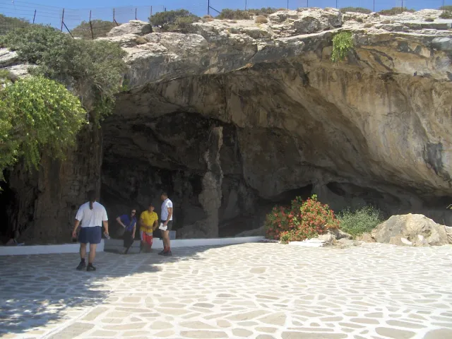 פתח מערה רחב בסלע, ומבקרים עומדים ברחבה שלפניו