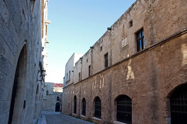 רחוב מרוצף אבן בין בנייני אבן מימי הביניים עם שערים מקומרים