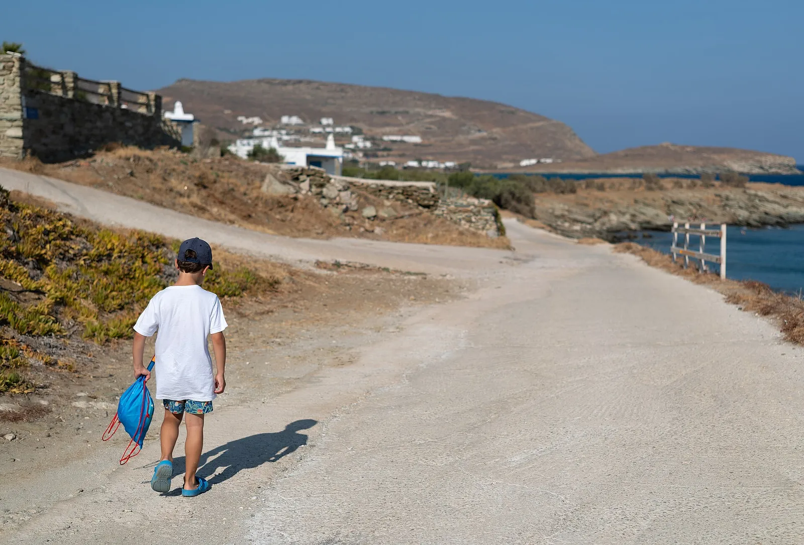 מזוודה פתוחה עם ציוד קיץ לטיול באיים היווניים